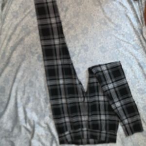 Aeropostale Sz L black plaid leggings